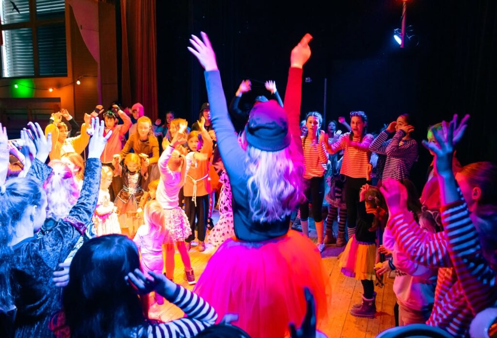 Kinder tanzen beim Kindernachmittag in der Jokelhalle