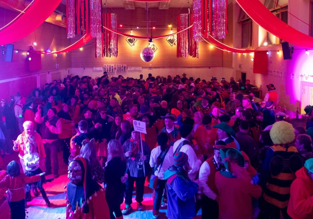 Volle Jokelhalle beim Feiern am Fasnetmendig
