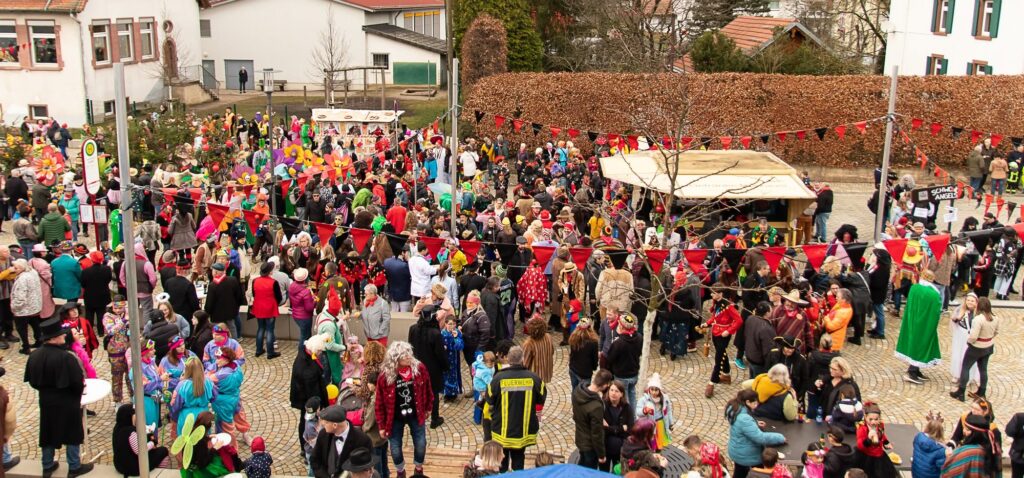 Narrentreiben um den Narrenbrunnen am Fasnetsomschdig