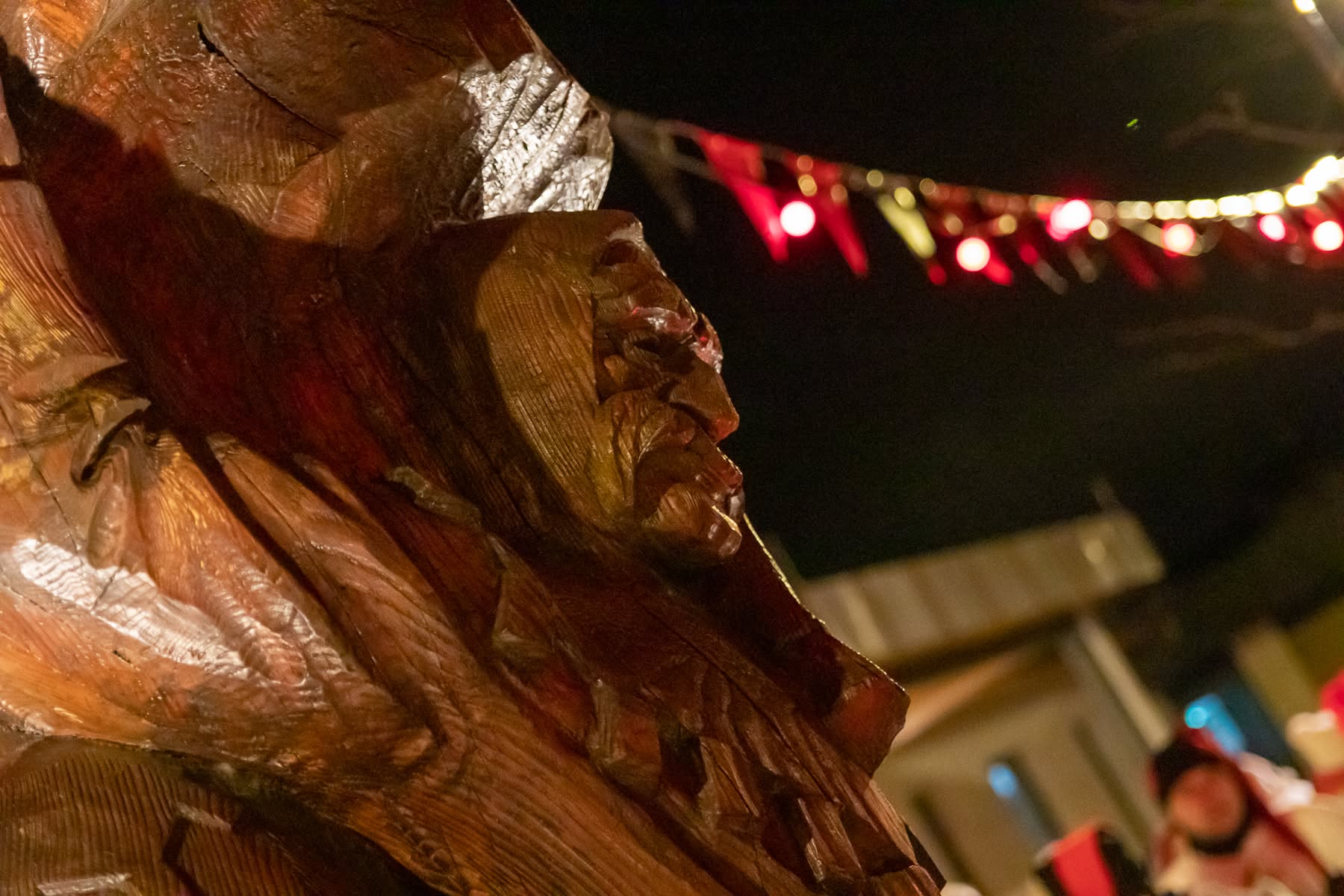 Schnitzerei am Narrenbrunnen bei Nacht