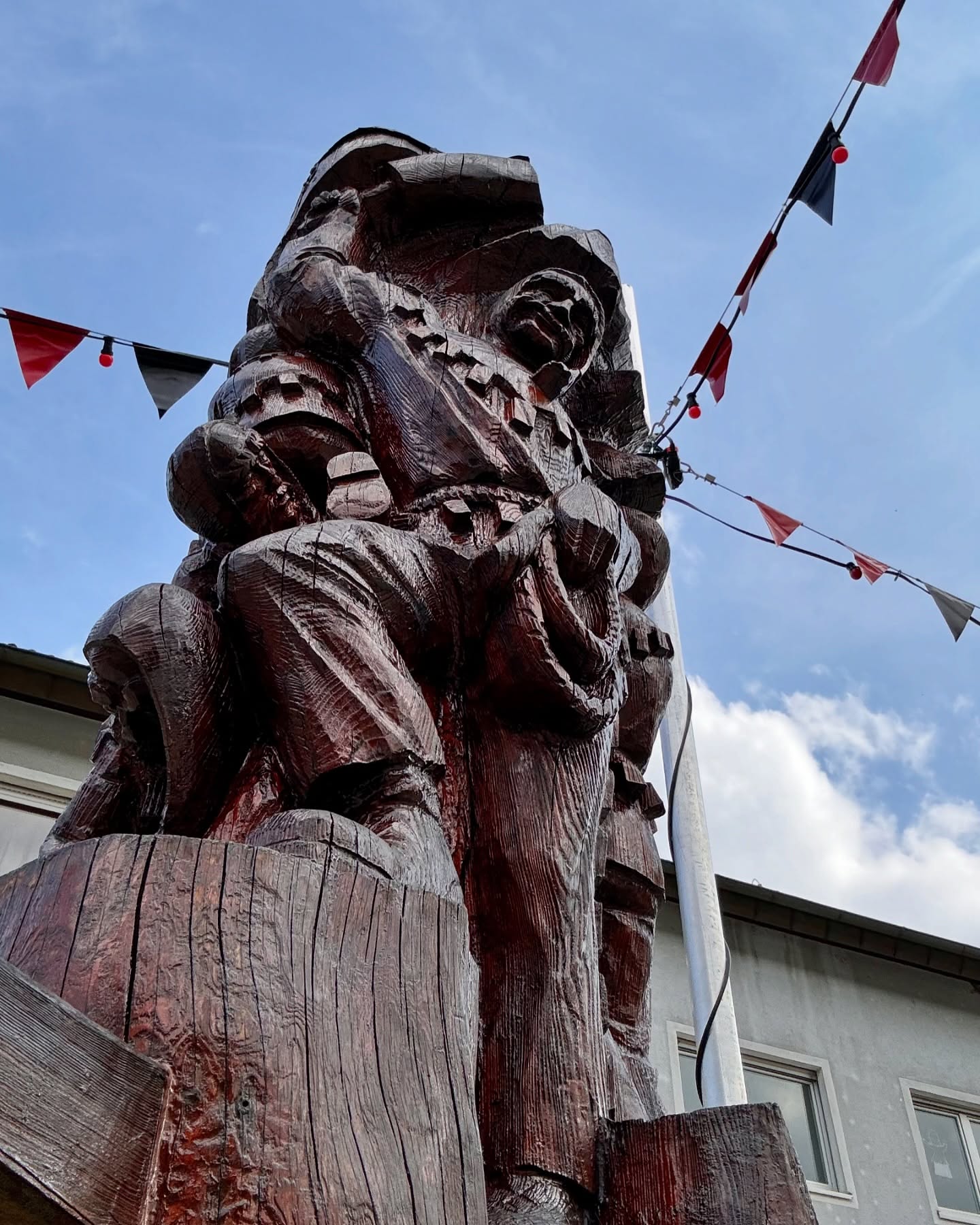 Der geschnitzte Narrenbrunnen in Niederwinden