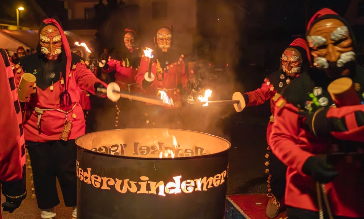 Schindlejokel mit Fackeln an der Feuertonne